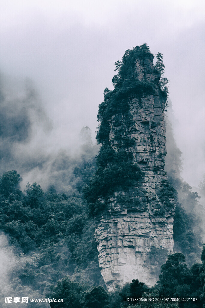 云霧繚繞的險峻奇峰