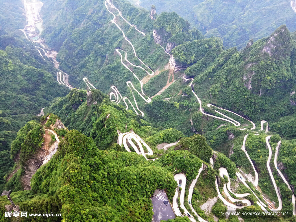 山間蜿蜒公路航拍美景