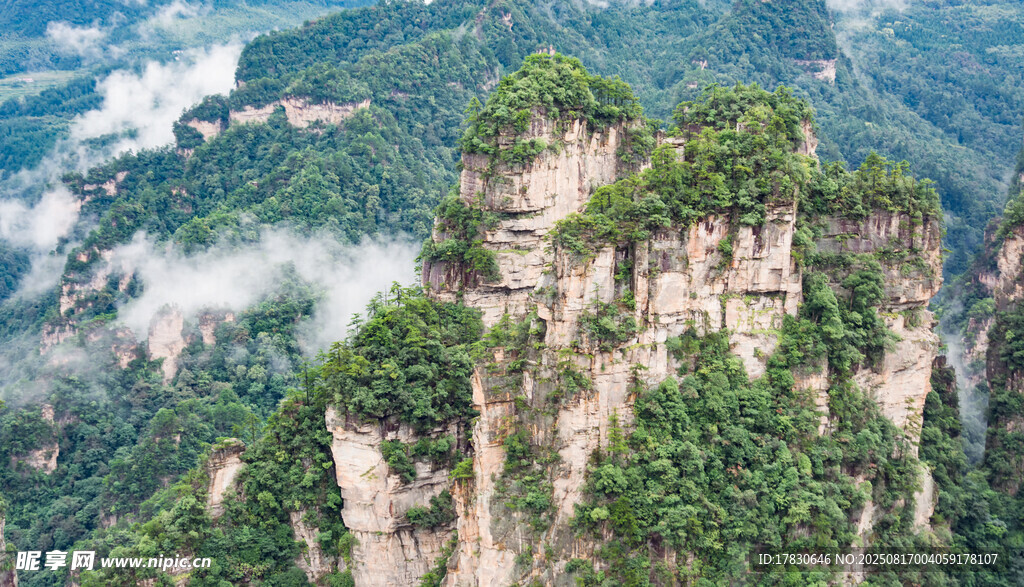 奇峰聳立的壯麗山景