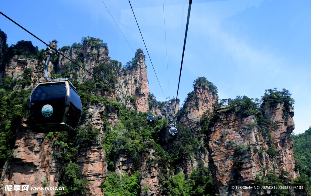 張家界奇峰間的纜車風(fēng)光