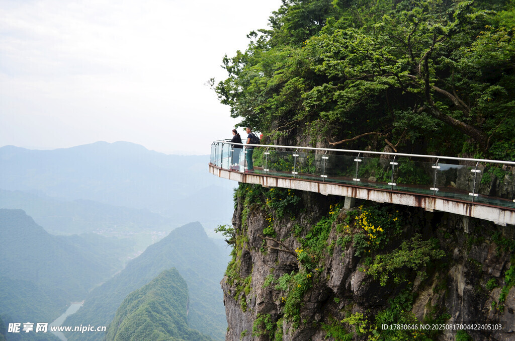 懸崖邊的觀(guān)景棧道