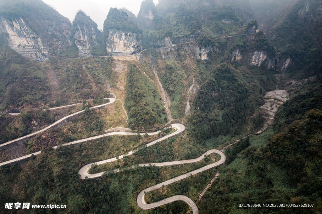 張家界蜿蜒盤山公路美景