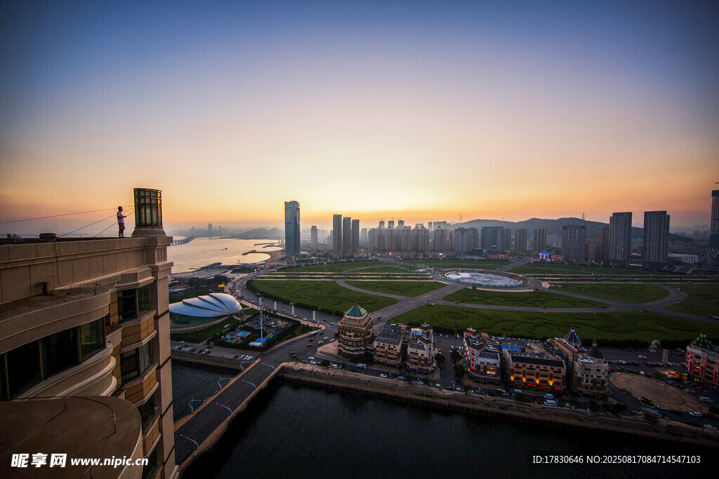 城市河畔日出壯麗景觀