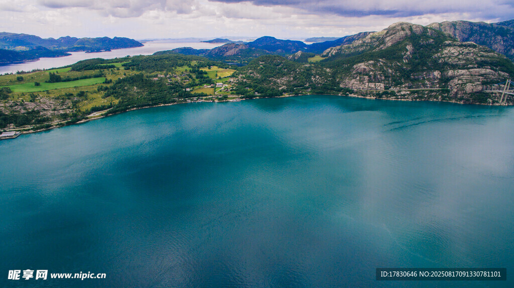 美麗的湖光山色景觀