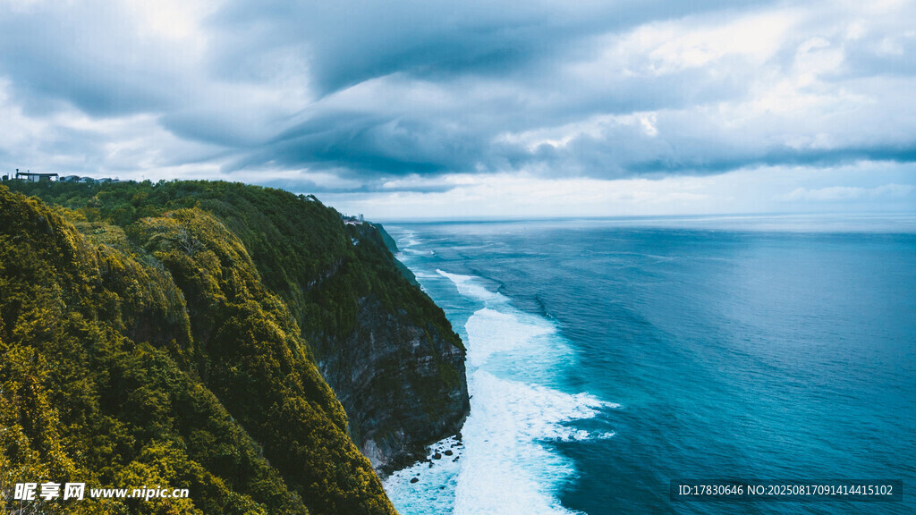 懸崖邊的壯闊海洋景觀