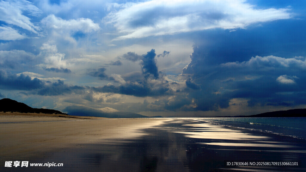 海邊壯麗天空與沙灘美景