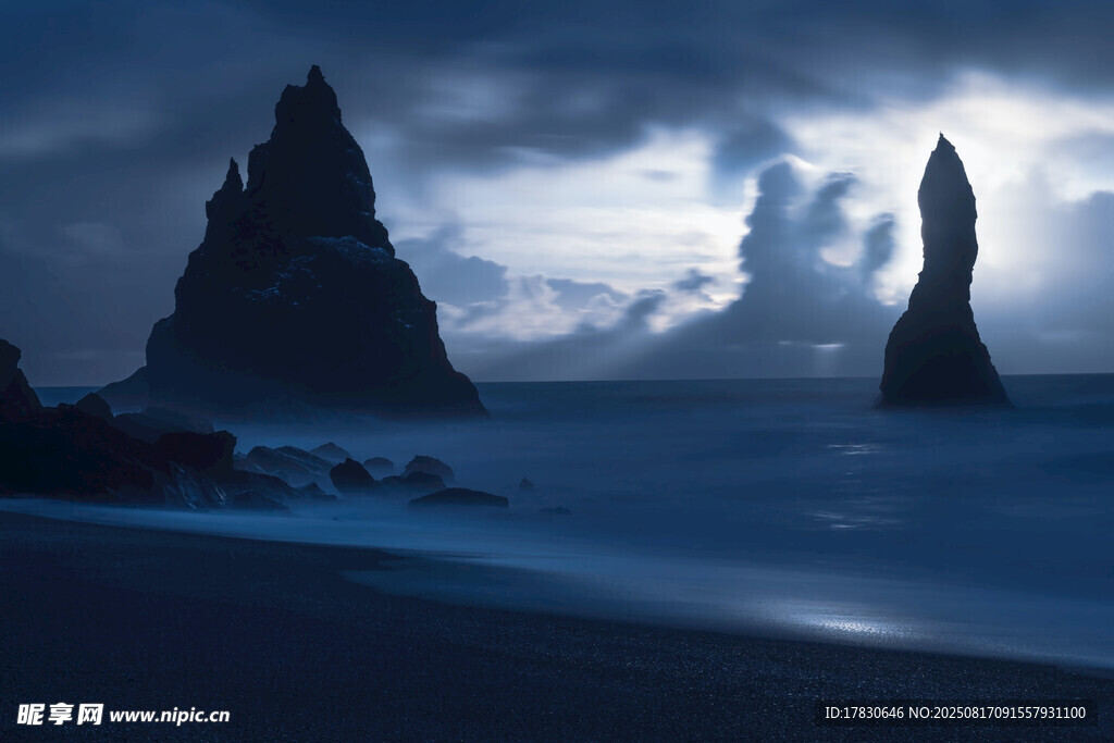 冰島海岸的奇幻夜景