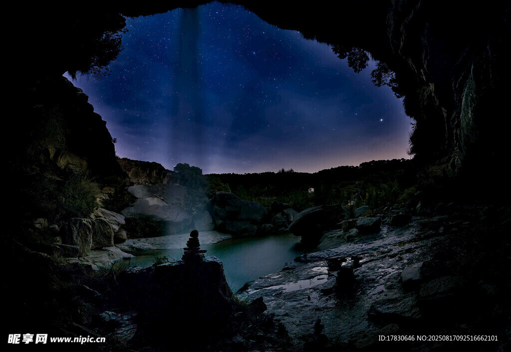 洞穴中眺望的奇幻夜景