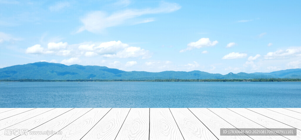海邊木質(zhì)平臺(tái)的開(kāi)闊景致