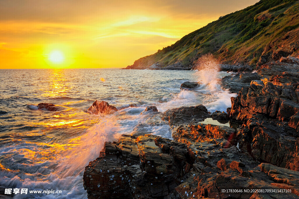 夕陽下的海岸礁石美景