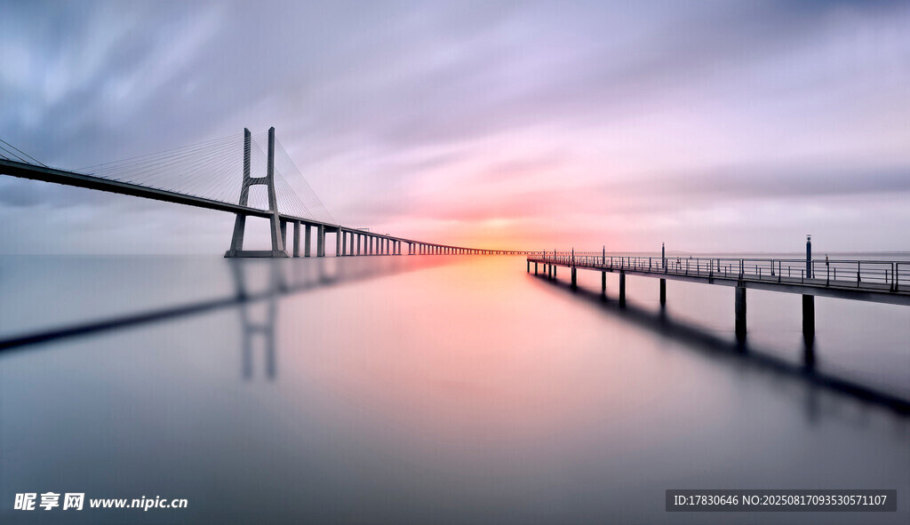 夕陽下的跨海大橋美景