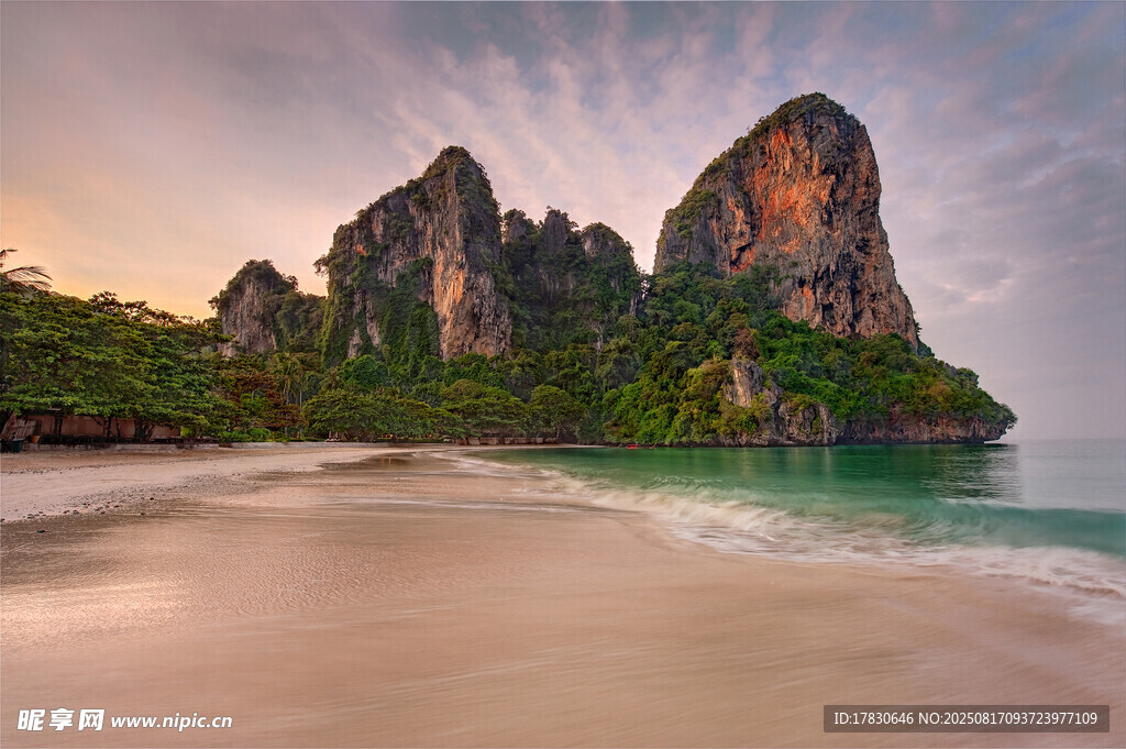 美麗海灘旁的壯麗巖石景觀