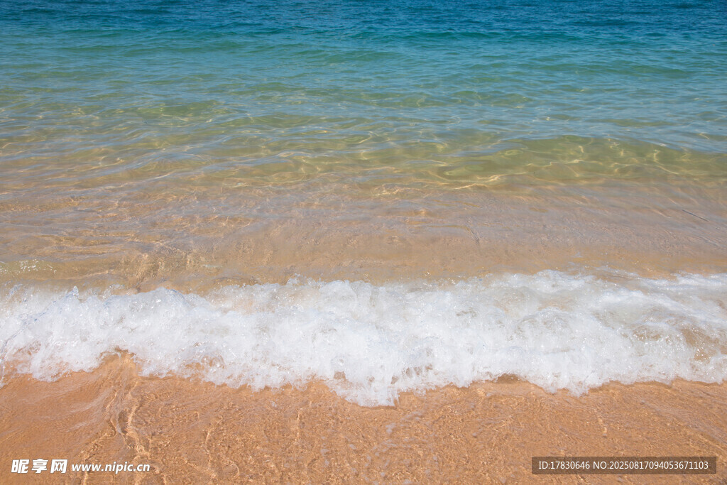 海浪輕拍沙灘的美麗瞬間