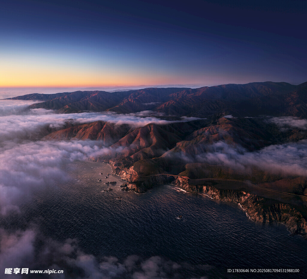 云海之上的壯麗山巒景色