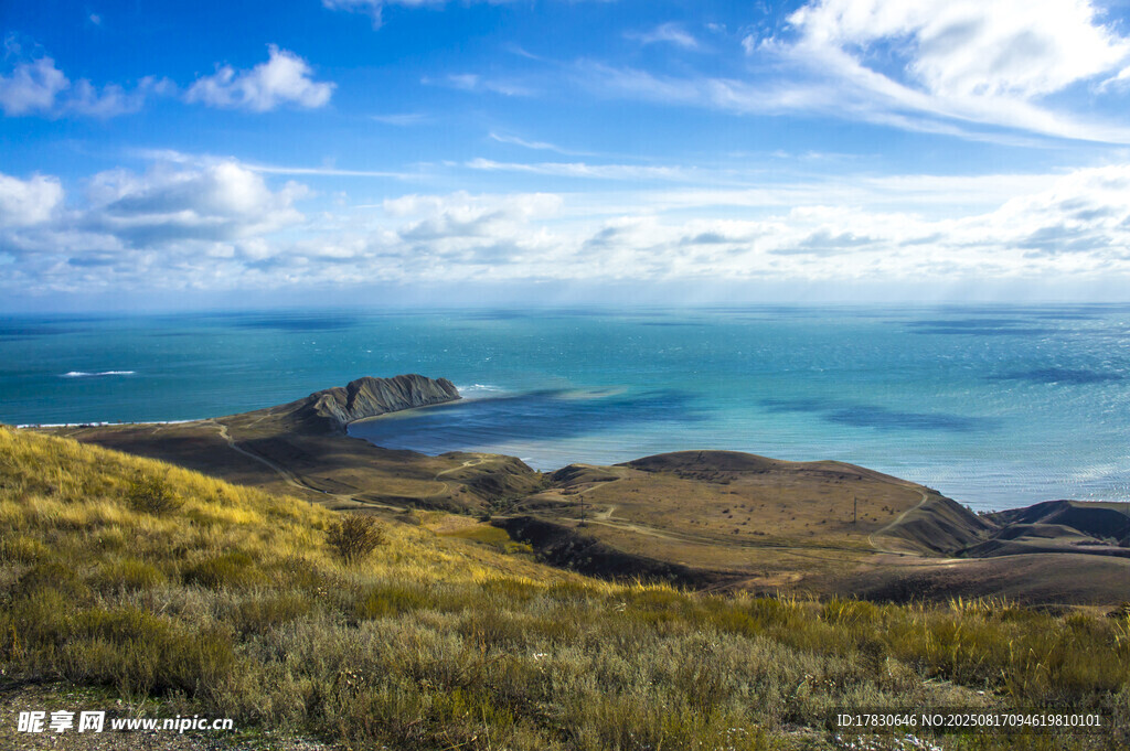 海邊山巒美景