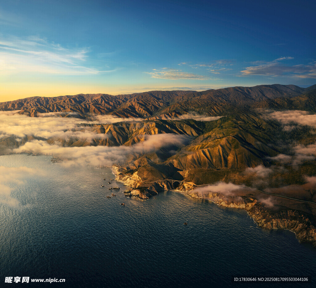 海上山巒云海壯麗景觀