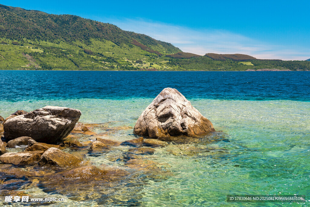 海邊礁石與清澈海水美景