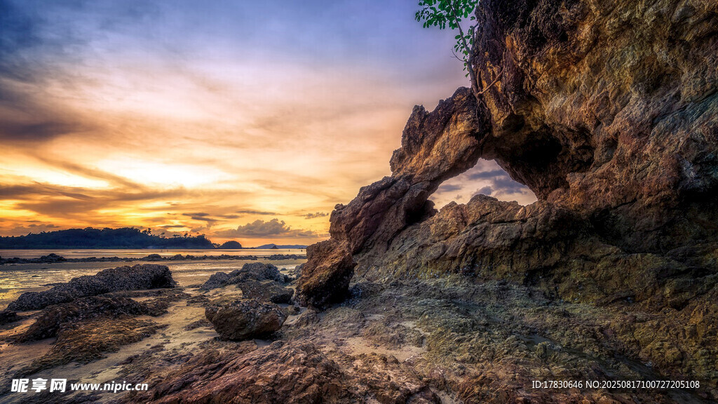 夕陽下的巖石海岸美景