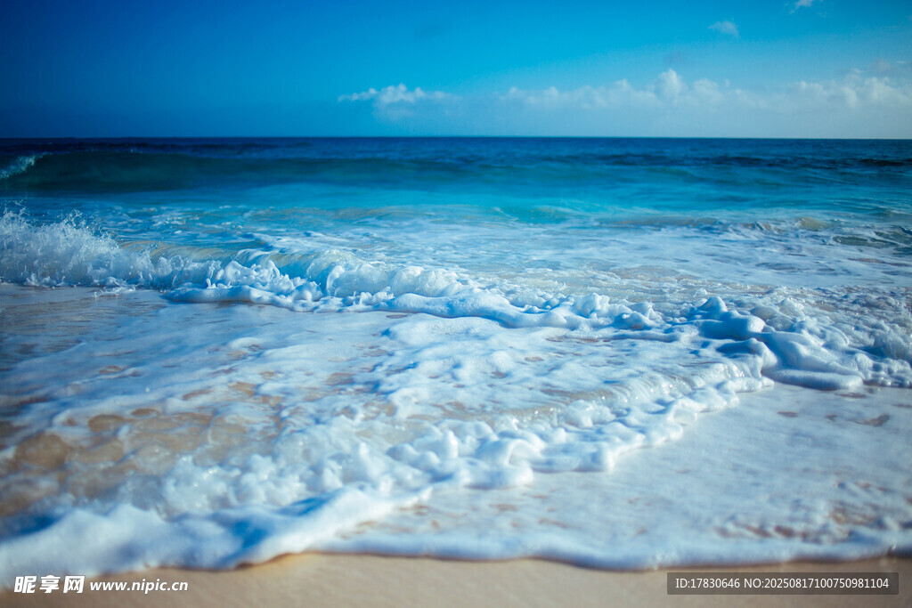 海浪輕拍沙灘的美麗景致