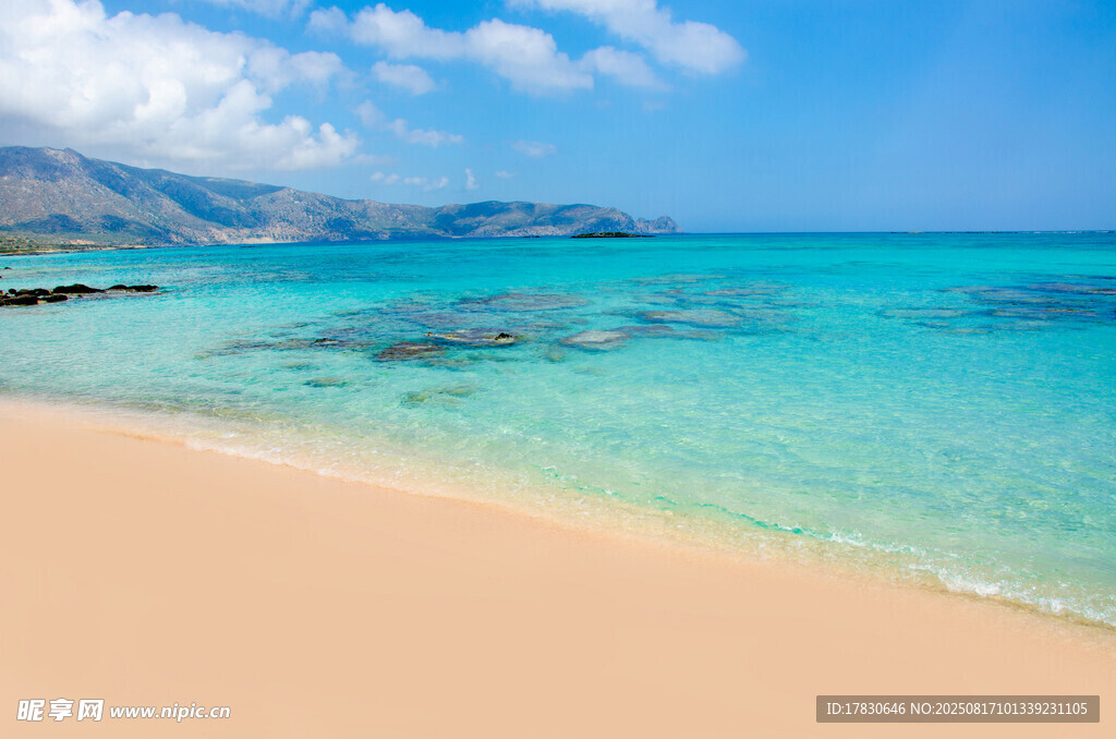 美麗海濱沙灘與湛藍(lán)海水