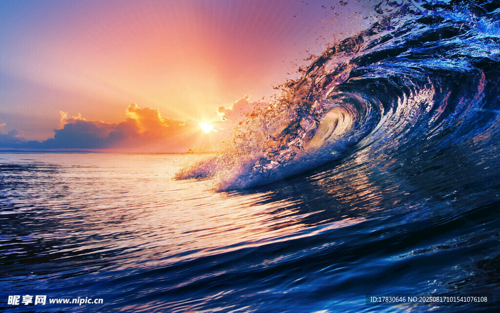 夕陽下的海浪壯麗景觀