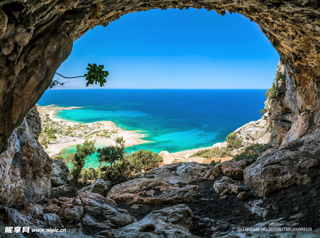 透過巖洞看絕美海景