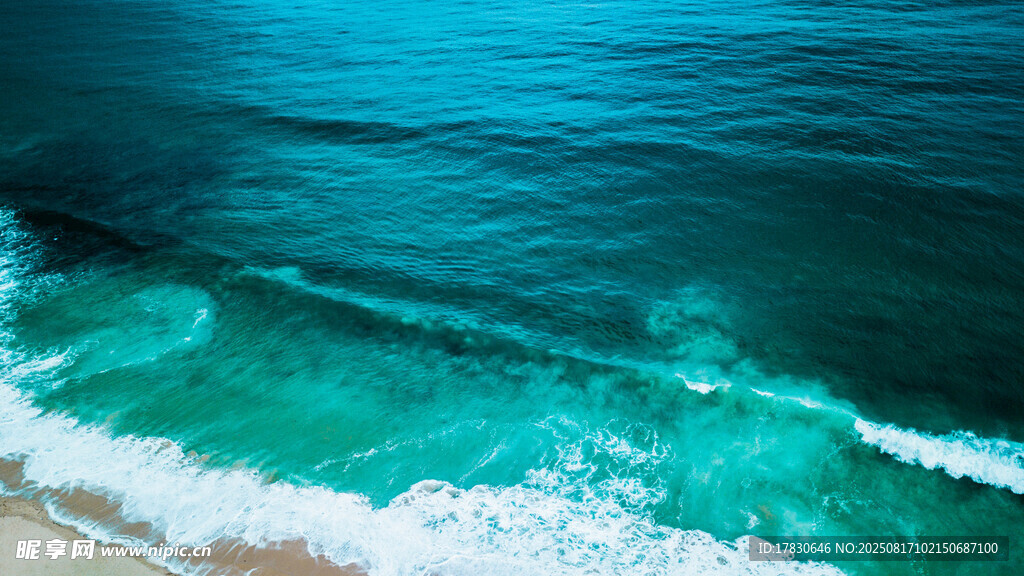 蔚藍(lán)海浪拍岸的美麗海景