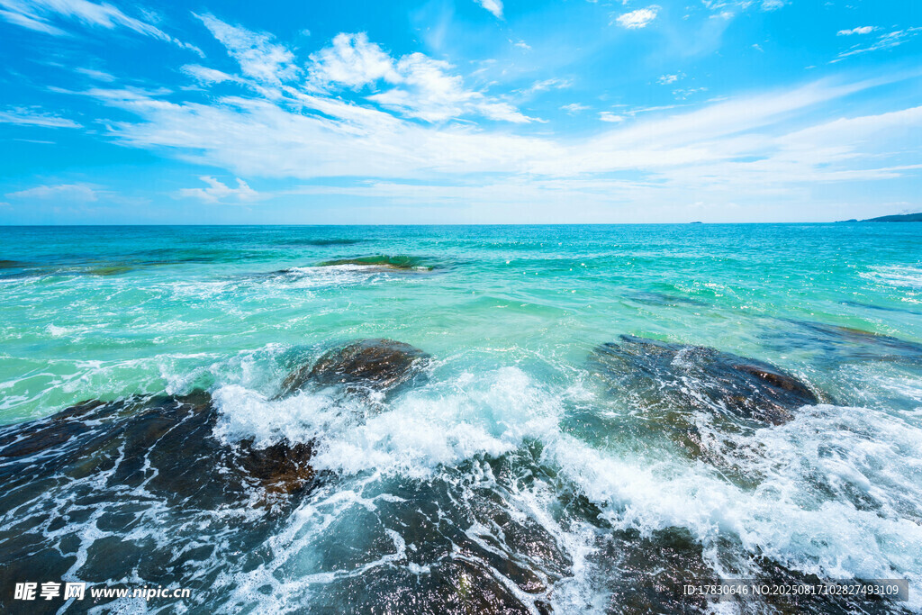 海浪拍打礁石的美麗海景
