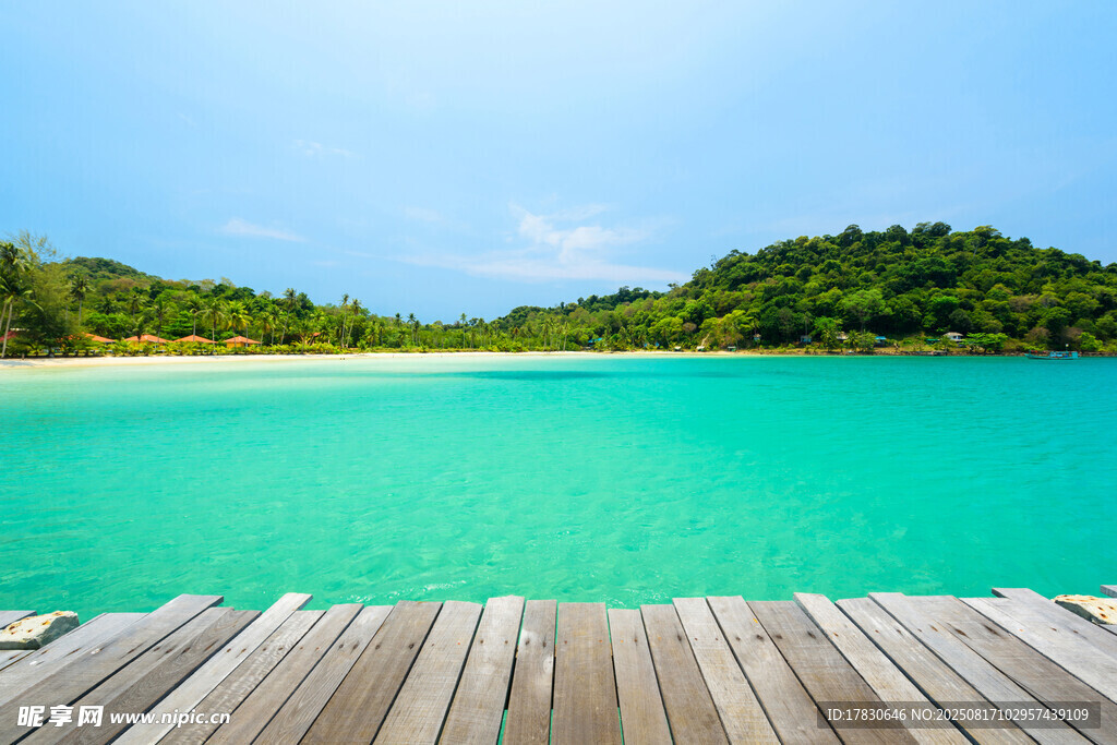 海邊木棧道的迷人藍(lán)綠色海水