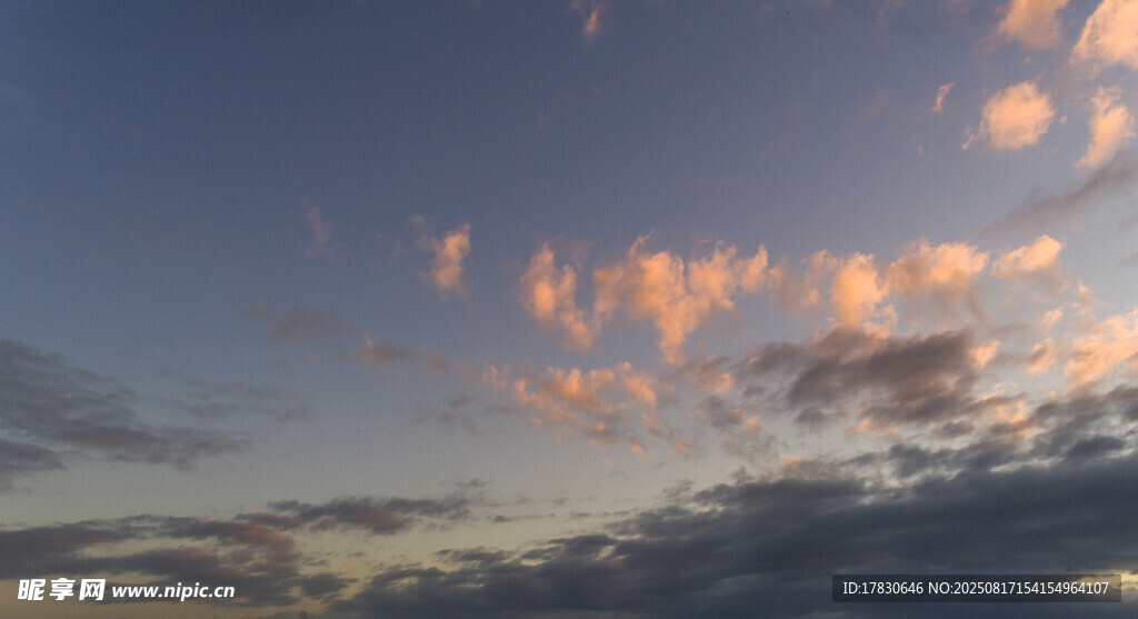夕陽下的絢爛天空