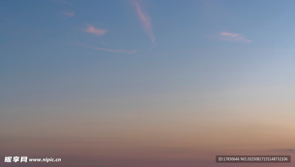 天際霞光中的廣闊天空