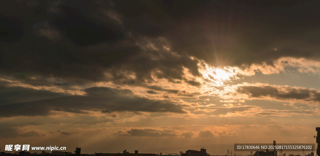 夕陽下的城市天際線