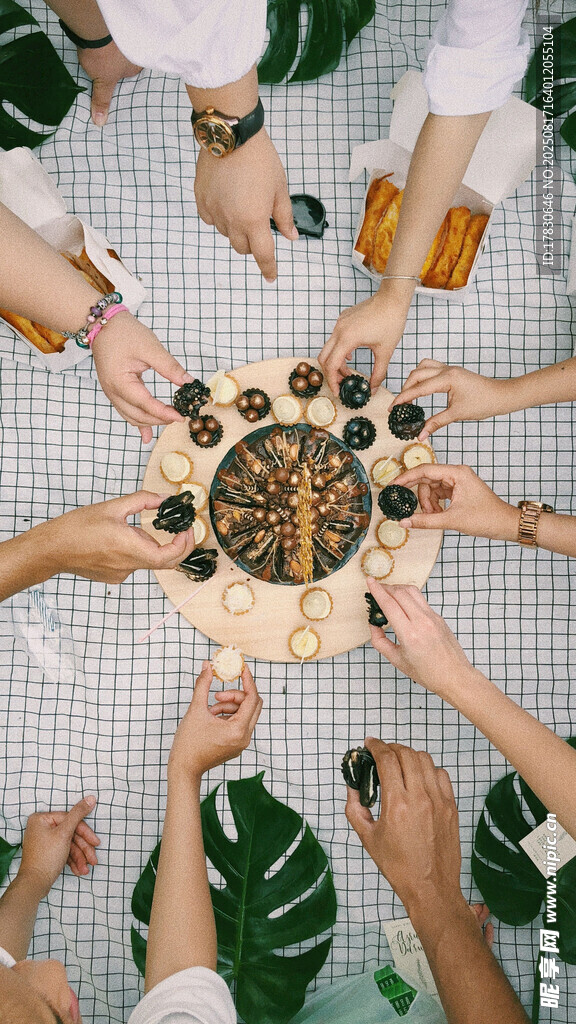 眾人圍享美味披薩時(shí)刻