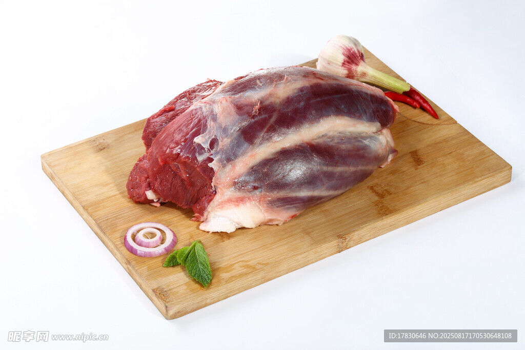 新鮮生羊肉置于砧板上
