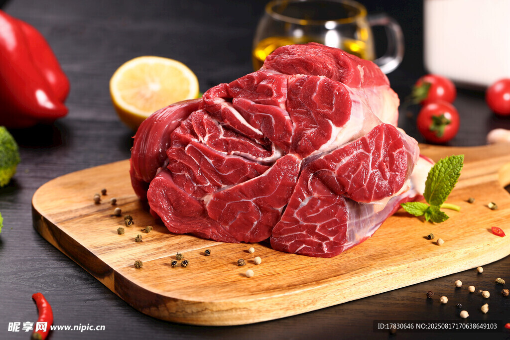 新鮮生牛肉置于砧板上