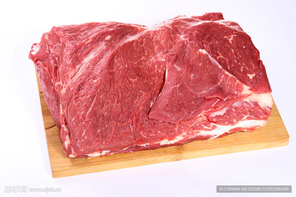 新鮮生牛肉置于木板上