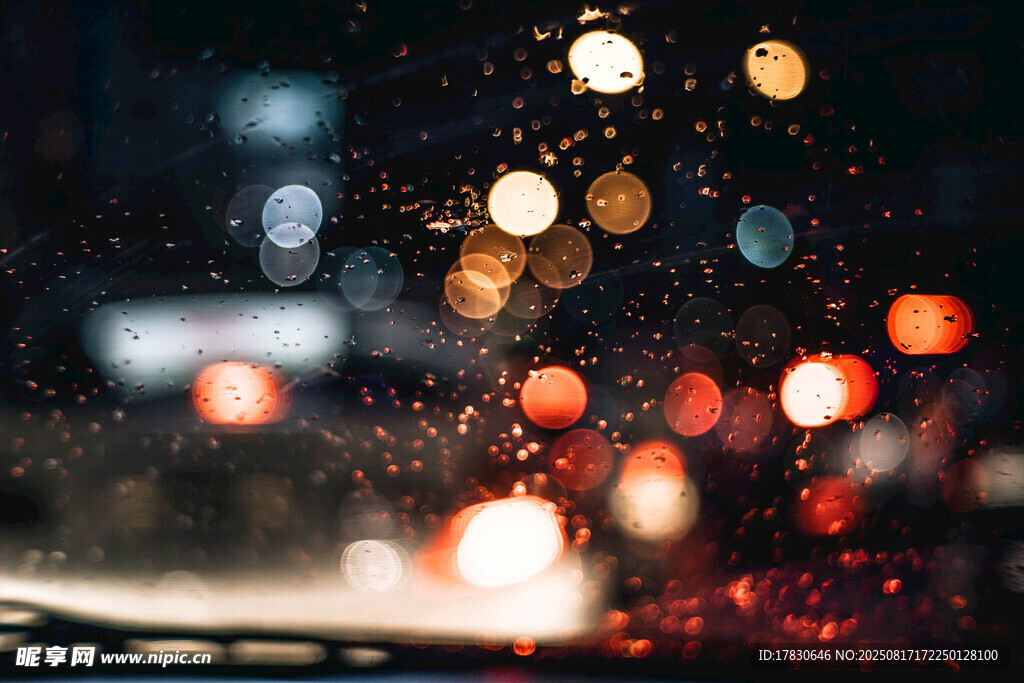 雨夜車窗上的斑斕光斑