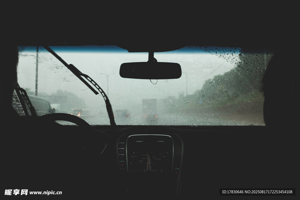 車內(nèi)視角看雨中模糊景象