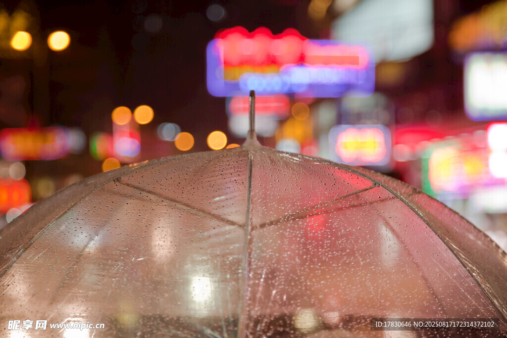 雨夜透明傘下的城市霓虹