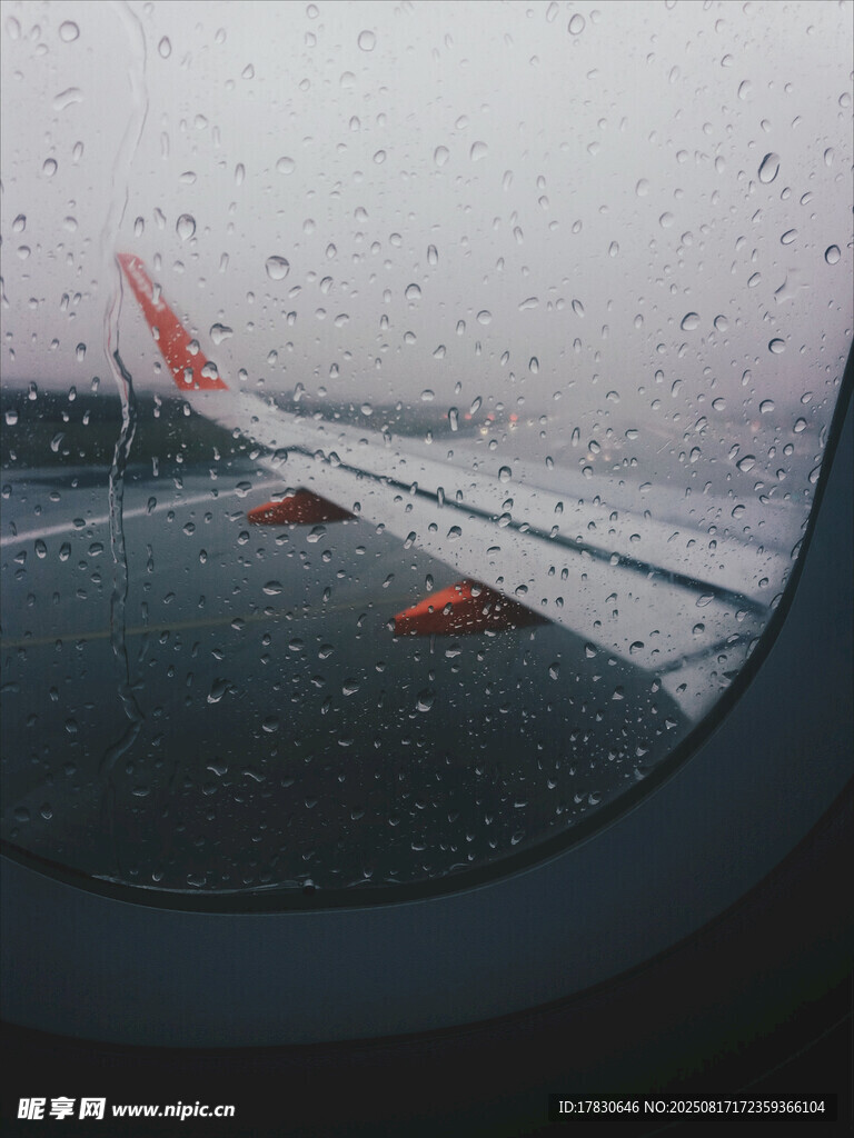 雨中飛機機翼視角