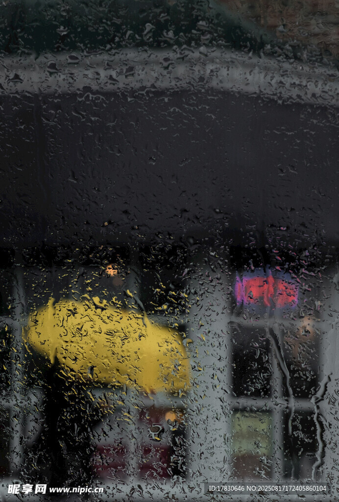 雨中撐黃傘的模糊身影