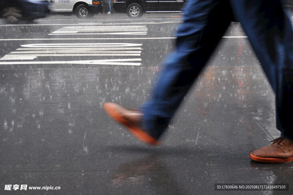 雨中行人邁步街頭