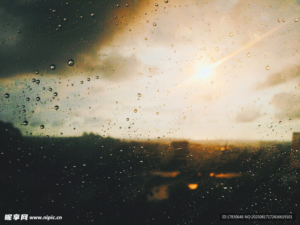 雨中透過車窗看落日余暉