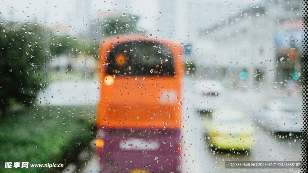 城市雨中行駛的多彩公交車