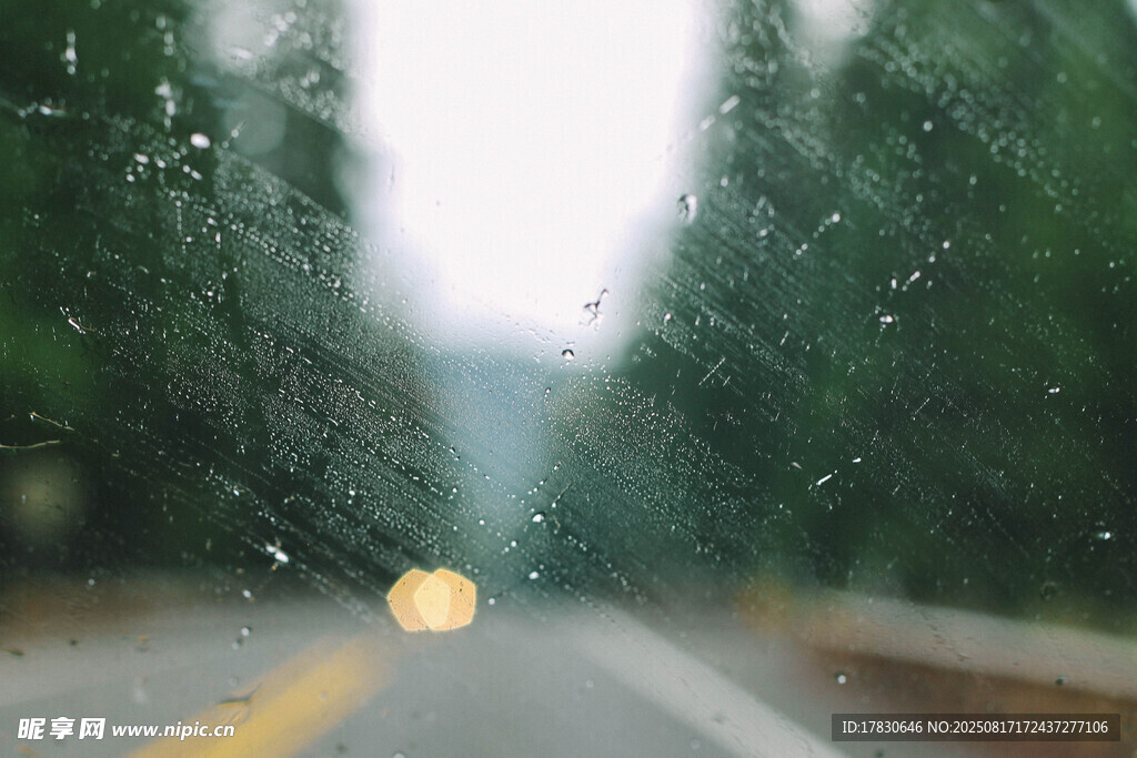 雨中公路行車朦朧景象