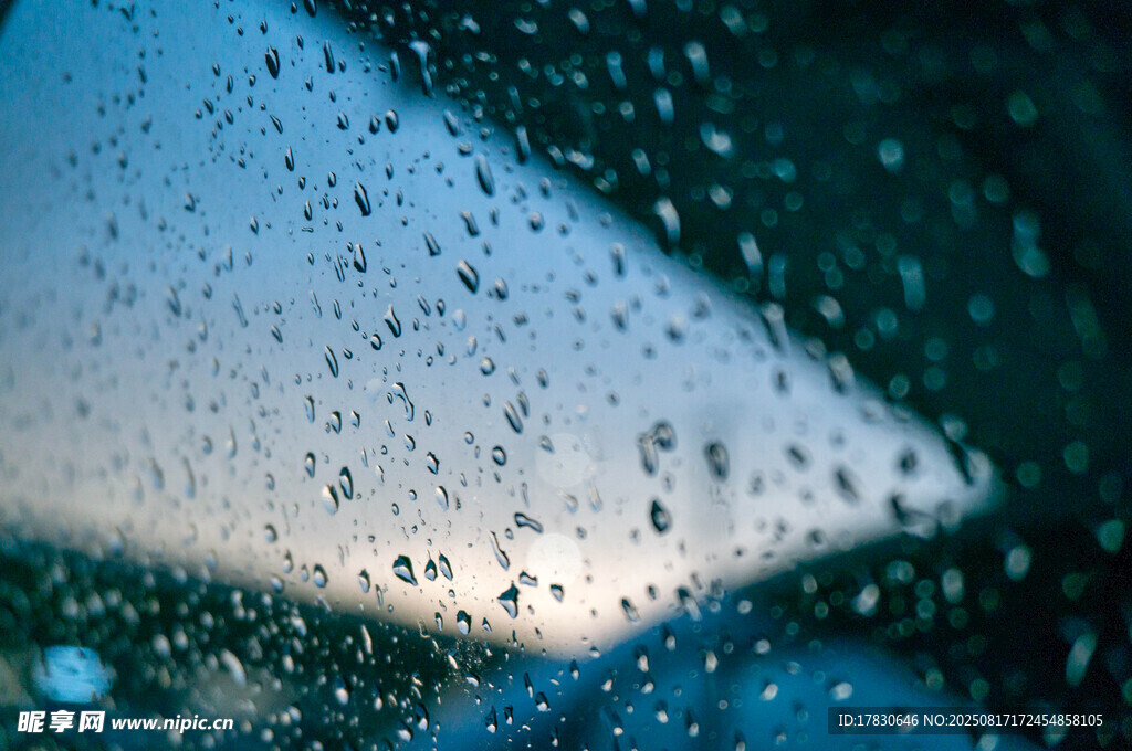 車窗上晶瑩的雨滴