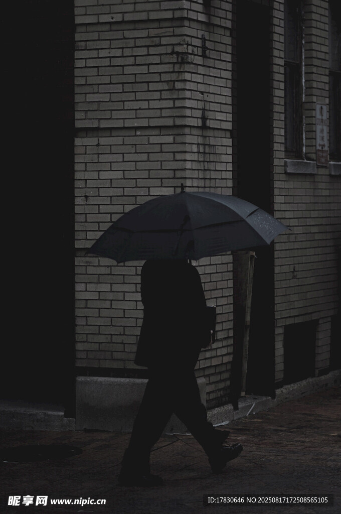 雨中撐傘獨(dú)行的模糊身影