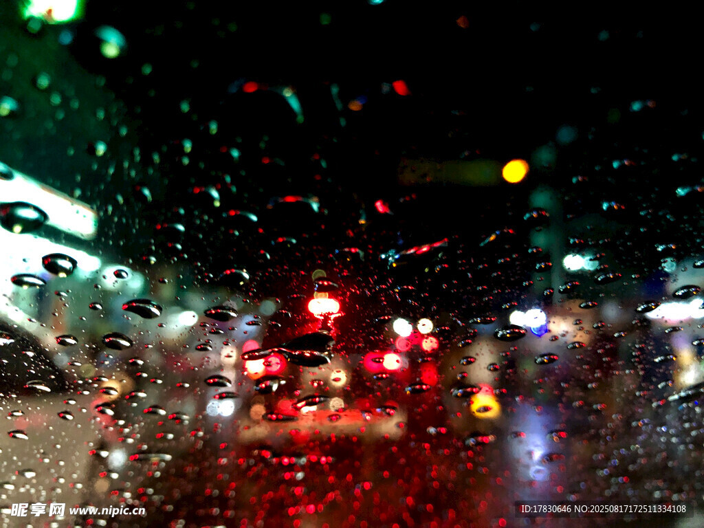 雨夜車窗下的城市街景