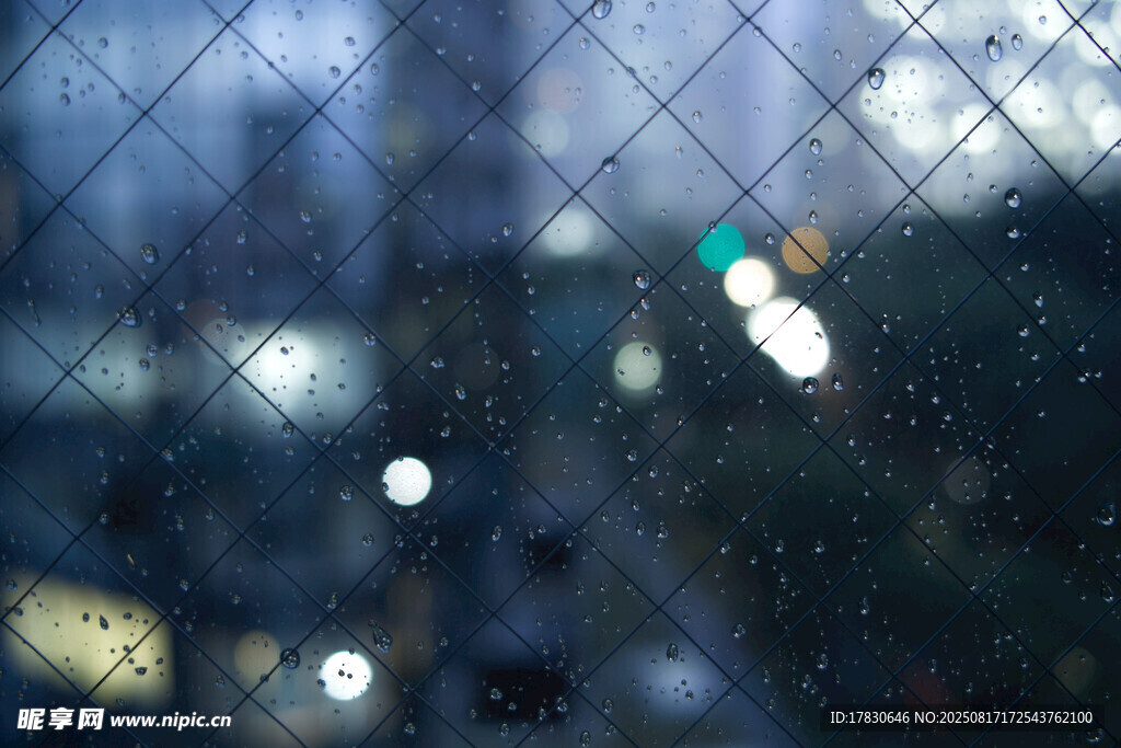 雨中模糊的城市景象