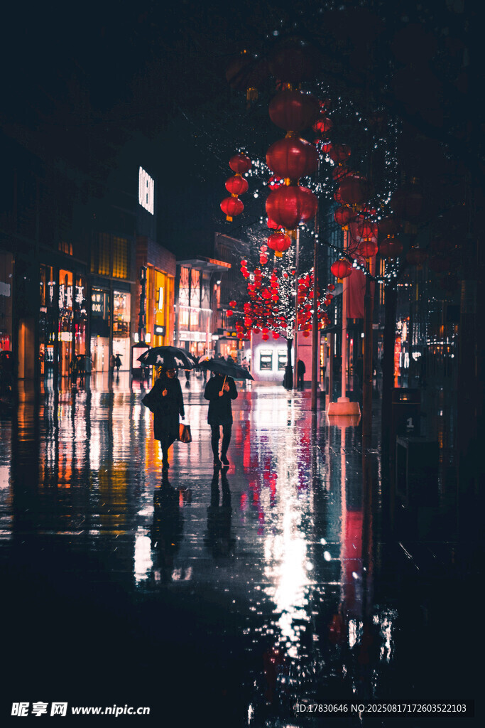 雨夜街頭行人的朦朧景象